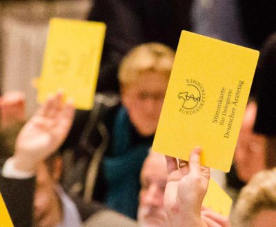 Der Deutsche Ärztetag hat klare Leitplanken für die weiteren Verhandlungen über eine neue Gebührenordnung für Ärzte (GOÄ) beschlossen. Jedoch soll erst spätestens nach der Bundestagswahl 2017 ein Konzept stehen.