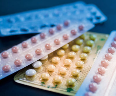 Viele neuere Antibabypillen bringen ein höheres Thromboserisiko mit sich als ältere. Dennoch verordnen Ärzte oft noch Pillen mit hohem oder unbekanntem Risiko. Um diesen Trend umzukehren, haben zwei Allgemeinmediziner eine Praxishilfe und eine Patienteninfo entwickelt.