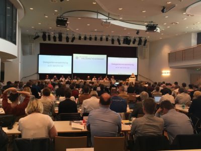 Am Freitag (20. April) hat die Delegiertenversammlung des Deutschen Hausärzteverbandes getagt. Zum Start machte Bundesvorsitzender Ulrich Weigeldt deutlich: Es gilt allerhand Baustellen zu beackern.