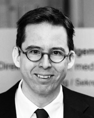Hausärzte sind für die meisten Patienten auch bei SARS-CoV-2 die ersten Ansprechpartner. Doch strukturelle Mängel erschweren ihnen das richtige Vorgehen und den Selbstschutz. Das kritisiert DEGAM-Präsident Prof. Martin Scherer und macht Vorschläge, wie man sich besser vorbereiten, aber auch den aktuellen Ansturm meistern kann.