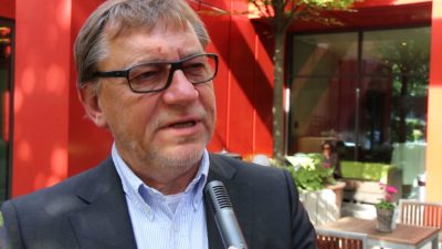 Fachärzte sollen auch originär hausärztliche Leistungen erbringen, wird immer wieder gefordert. Ulrich Weigeldt vom Deutschen Hausärzteverband sieht darin nicht nur die Gefahr, dass die hausärztliche Tätigkeit marginalisiert wird, wie er im Video erklärt.