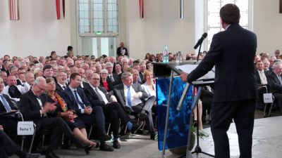Zur Eröffnung des Deutschen Ärztetages in Frankfurt haben sich BÄK-Präsident Montgomery und Bundesgesundheitsminister Gröhe teilweise ein Wortgefecht geliefert. In der Kritik steht vor allem das Versorgungsstärkungsgesetz (VSG), bei der GOÄ gibt es aber gute Nachrichten für Ärzte, wie das Video zeigt.