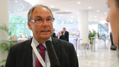 Die Dauerbaustelle Weiterbildung will Frank Ulrich Montgomery rasch beenden, sofern er beim Deutschen Ärztetag als BÄK-Präsident wiedergewählt wird. Aus Hausarztsicht gibt es dabei einige Fallgruben. Auch die Akademie für Allgemeinmedizin steht auf dem Spiel. Mit einer Abschaffung würde sich die BÄK aber auch selbst schaden, sagt Dr. Hans-Michael Mühlenfeld.