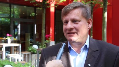 Die Reform der Weiterbildung sollte auf der Agenda der Bundesärztekammer ganz oben stehen, meint Eberhard Mehl. Ziel müsse es sein, möglichst viele Fachärzte für Allgemeinmedizin hervorzurbingen, sagt der Hauptgeschäftsführer des Deutschen Hausärzteverbandes im Video. Zudem kritisiert er die zunehmende Spezialisierung.