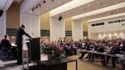 Heftige Vorwürfe sind Dr. Andreas Gassen in den vergangenen Tagen entgegen geprallt. Bei der KBV-Vertreterversammlung übte der KBV-Chef den Drahtseilakt zwischen Appell und Selbstverteidigung - aus seiner Sicht mit Erfolg.