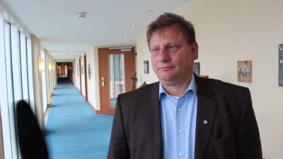 Immer mehr Ärzte sind als Angestellte im ambulanten sektor tätig. diesen Trend greift der Deutsche Hausärzteverband nun mit den Hausarztzentren auf. Mehr dazu erzählt Hauptgeschäftsführer Eberhard Mehl im Video.