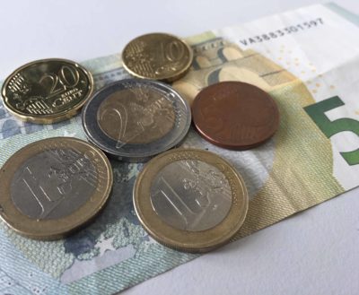In zwei Stufen soll der gesetzliche Mindestlohn auf 9,35 Euro steigen. Das geht auch Ärzte an: Von Praxisinhaber ist eine genaue Dokumentation gefordert, sonst riskieren sie hohe Strafen.