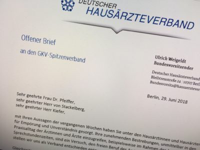 Beim GKV-Spitzenverband ist an diesem Freitag (29. Juni) ein Brief mit deutlichen Worten eingetroffen: Hausärzte-Chef Ulrich Weigeldt kritisiert darin nicht nur die Forderung nach mehr Sprechzeiten. Vor allem zunehmende Eingriffe in die Freiberuflichkeit und der Tonfall der Kassen missfallen.
