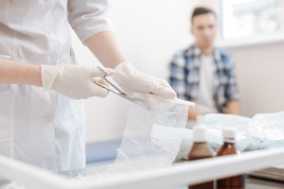 Die neue Verbandmitteldefinition des Gemeinsamen Bundesausschusses (G-BA) entspreche teils nicht dem Willen der Regierung, bemängelt das Bundesgesundheitsministerium. Es fürchtet, dass antimikrobielle Wundprodukte künftig nicht erstattet würden. Doch der G-BA gibt Kontra.