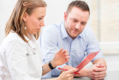 Ärzte sollen mehr Sprechstunden anbieten. Servicestellen sollen auch Termine beim Hausarzt vermitteln und Hausärzte sollen besser bezahlt werden, wenn sie Patienten einen Termin beim Spezialisten verschaffen. Spahns dritter Gesetzentwurf nimmt die Ärzte stärker an die Leine.