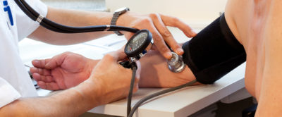 Patienten mit chronischer Herzinsuffizienz müssen seltener ins Krankenhaus und sterben seltener, wenn sie telemedizinisch überwacht werden. Das zeigt eine Studie von Wissenschaftlern der Berliner Charite.