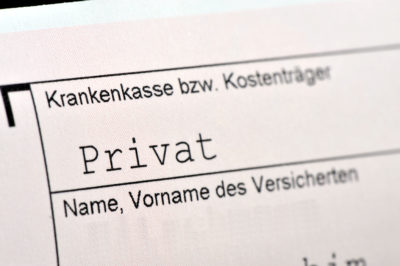 Privatversicherung, privat, Krankenkasse, Private Krankenversicherung, Selbständiger, Freiberufler, Beamte, Richter, Kostenträger, Arzt, Ärzte, Doktor, Selbstzahler, Beihilfe, Behandlungskosten, Zahnarzt, Zahnärzte, Multiplikator, Faktor, privatversichert, Krankenhaus, Abrechnung, Krankheit, Gesundheitwesen, Krankschreibung, Rezept, Überweisung, Arztbesuch, Zusatzversicherung, Rechnung, PKV, Versicherungsart, Arztpraxis, Zahnbehandlung, Versicherungsnehmer, gesetzliche Krankenversicherung, Pflegefall, Absicherung,  Gesundheit, Arbeitsunfähigkeitsbescheinigung, Versicherungsschutz, Medikamente, Medizin, Medikation, Patient, Hamburg, August 2017, Bild Nr.: N56579