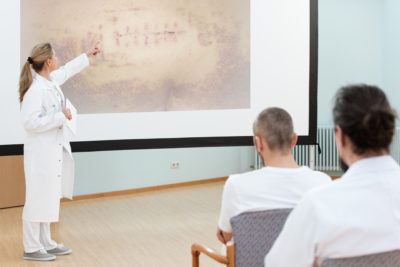Nur die Zahl der Medizinstudienplätze zu erhöhen, genügt nicht, um die Versorgung zu sichern, kommentiert der Deutsche Hausärzteverband eine entsprechende Forderung beim Deutschen Ärztetag. Auch an anderen Schrauben müsse gedreht werden.
