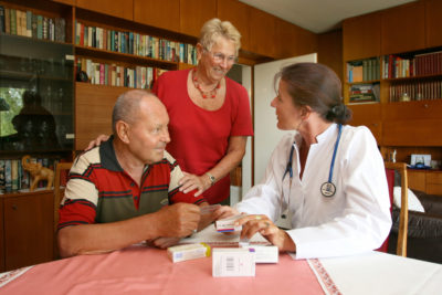Gerade ältere Patienten sind oft darauf angewiesen, dass ihr Hausarzt auch zu ihnen nach Hause kommt. Nun warnen Ärztevertreter, dass die Hausbesuche als Versorgungsleistung in Gefahr sind. Was es braucht: eine deutlich bessere Vergütung und eine Entbudgetierung der Besuche.

