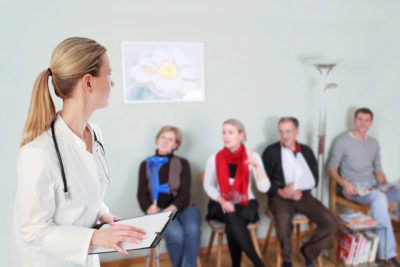 Ein überfülltes Wartezimmer setzt nicht nur das Praxisteam unter Druck. Auch bei Patienten kann es zu Unmut führen. Mit einer gut organisierten Terminplanung erhalten Sie mehr Zeit für Ihre Patienten und für sich – die folgenden Tipps helfen Ihnen dabei.