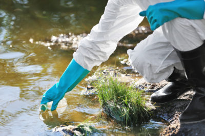 Nicht alle Arzneimittel sind biologisch abbaubar: Was stabil im Körper ist, wird nach der Ausscheidung meist auch in der Kläranlage zum Problem. Am Ende können Arzneimittel sogar das Trinkwasser belasten. Nicht nur mit der richtigen Entsorgung können Ärzte und Patienten die Umwelt schützen.