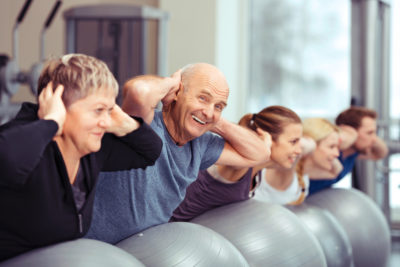 sport, alter, senioren, männer, frauen, training, gesundheit, gruppe, kurs, rücken, fitness, prävention, jung, alt, bewegung, muskulatur, stärken, stark, kraft, pilates, physiotherapie, team, gesund, prävention, gymnastik, älter, zusammen, studio, center, club, fitnesscenter, sportstudio, fitnessclub, trainieren, fit, sportler, gemischt, viele, personen, menschen, leute, attraktiv, 40s, 70s, 60s, lächeln, kaukasier senior macht sport in der gruppe