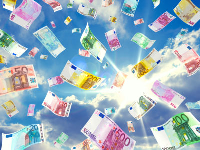 Geldregen Geldscheine fliegen Euroscheine schweben Himmel Wolken flattern Lottogewinn Auszahlung Illustration einkommen einnahmen Euro Symbolbild Grafik Banknoten Euros euroscheine fallen fallende symbolisch Geld Geldsegen Sonnenstrahlen gewinn Glück reich herabfallen Hintergrund Internet Lohn Millionengewinn Lotterie Millionär regen Konzept regnen eyecatcher Werbung Scheine Umsatz verdienen Vermögen Erbe Zinsen Sonne viele 100 200 500 Bargeld Schlagwörter (IPTC): geldregen, geldscheine, […]