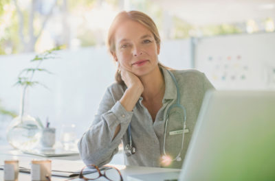 Auch die beste Therapie bringt weniger Erfolg, wenn die Beziehung zwischen Arzt und Patient versagt. Denn die "Doktor-Droge"kann den Effekt maßgeblich verstärken. Allzu oft gerate das aber in Vergessenheit, sagt Allgemeinmediziner Prof. Frede Olesen. Ein Plädoyer für den Mehrwert sprechender Medizin.