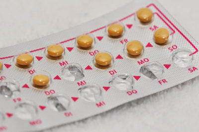 Schätzungsweise 100 bis 150 Millionen Frauen verhüten heutzutage mit der Antibabypille. Allerdings ist sie in den letzten Jahren zunehmend in Verruf geraten, da Untersuchungen publiziert wurden, in denen orale Kontrazeptiva als mögliche Risikofaktoren für die Entwicklung von Brustkrebs diskutiert wurden. Wie hoch ist das Risiko wirklich? Im Pro & Contra erklären zwei Experten ihre ganz unterschiedlichen Sichtweisen.