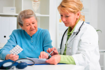 alt, arbeit, arbeitsplatz, arzt, arztpraxis, untersuchung, behandlung, bejahrt, beratung, betreuung, business, geriatrie, diagnose, doktor, europäer, freundlich, gespräch, gesundheit, hausarzt, kompetenz, frau, medizin, mediziner, medikamente, patient, person, praxis, rentner, rezept, schreibtisch, senior, sprechstunde, therapeut, therapie, verantwortung, verschreiben, vertrauen, visite, zuhören, besuchen, beruf, besprechung, dienstleistungen, tabletten, diskussion, erklären, frauen, job, arznei, stethoskop