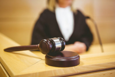 Nach einer Entscheidung im Erweiterten Bewertungsausschuss - gegen die Stimmen der Kassenärztlichen Bundesvereinigung - sollte das Honorar für Psychotherapeuten um 4,5 Prozent sinken. Nun haben Landesrichter ein Veto eingelegt - erstmal.