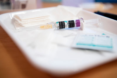 Tri-, quadri- und jetzt wieder trivalent: Die Ständige Impfkommission schließt sich den WHO-Empfehlungen an und rät nun zu trivalenten Influenza-Impfstoffen. Zwar können in der aktuellen Saison noch die quadrivalenten Totimpfstoffe verimpft werden - in der kommenden Saison sieht es aber anders aus.