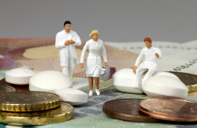 Für die Versorgung von Menschen bei einem Arbeits- oder Wegeunfall werden Ärztinnen und Ärzte besser honoriert. Von Juli an sollen die Honorare in mehreren Stufen steigen.