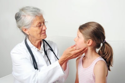 ärztin, arzt, untersuchung, diagnose, mädchen, patient, patientin, versorgung, kittel, kind, kinderarzt, sprechstunde, hals, halsweh, halsschmerzen, pädiatrie, mandelentzündung, stethoskop, fühlen, tasten, abtasten, vorsorge, erkältung, krank, gesund, doktor, bronchitis, krankheit, erfahrung, gesundheit, termin, arztbesuch, kinderstation, kinderklinik, medizin, mediziner, medizinerin, kinderärztin, erkältet, behandlung, behandeln, therapie, therapieren, arztkittel, vertrauen, facharzt, experte
