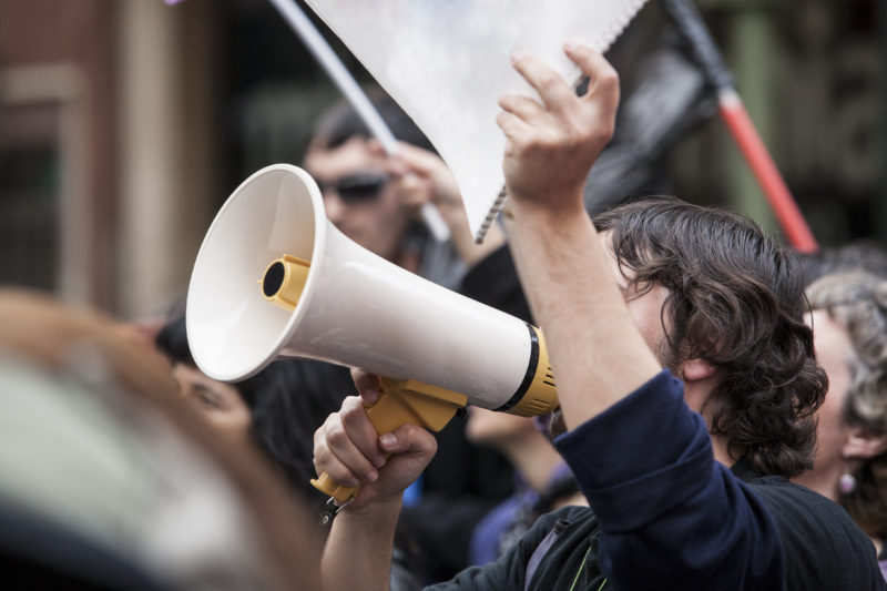 Nach der scharfen Kritik im Zuge des Kabinettsbeschlusses des GKV-Spargesetzes kündigt der Hausärztinnen- und Hausärzteverband weitere Schritte an: Man werde nun Protestaktionen vorbereiten, heißt es am Donnerstag in einem Schreiben an die Mitglieder. Zwei Punkte stehen im Zentrum der Kritik.