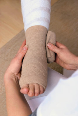 Diabetes mellitus ist die häufigste Ursache der Polyneuropathie. Das Schmerzempfinden der Betroffenen ist allerdings unterschiedlich, von quälendem Schmerz bis zu keinen Symptomen. Das Vorliegen einer Polyneuropathie mit all ihren Auswirkungen (sensibel, motorisch, autonom) muss daher aktiv untersucht werden.