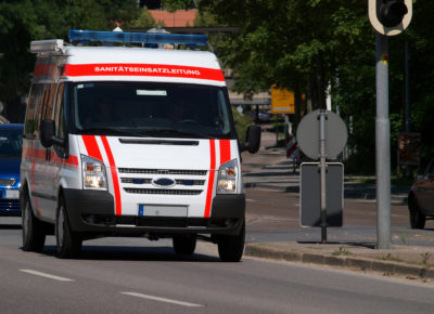 Hilfsorganisationen müssen sich bei der Vergaben von öffentlichen Aufträgen zu Notfalltransporten nicht mit Wettbewerbern messen. Der Europäische Gerichtshof klassifizierte die Dienstleistung als Gefahrenabwehr, für die gesonderte Regelungen greifen.