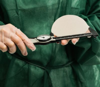 Patienten, die sich operieren lassen, um ästhetischen Standards zu genügen, müssen im Schadensfall zumindest einen teil der Behandlungskosten tragen. Zu diesem Urteil kam das Landessozialgericht in Celle. Es gelte die Solidargemeinschaft vor unsozialem Verhalten zu schützen.