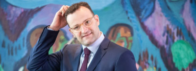 Minister Spahn will den Wettbewerb der Krankenkassen, um günstige Bedingungen ankurbeln. Dafür sollen auch die AOKs und andere in den Ländern verankerte Anbieter bundesweit antreten. Das stößt auf immer mehr Gegenwehr.