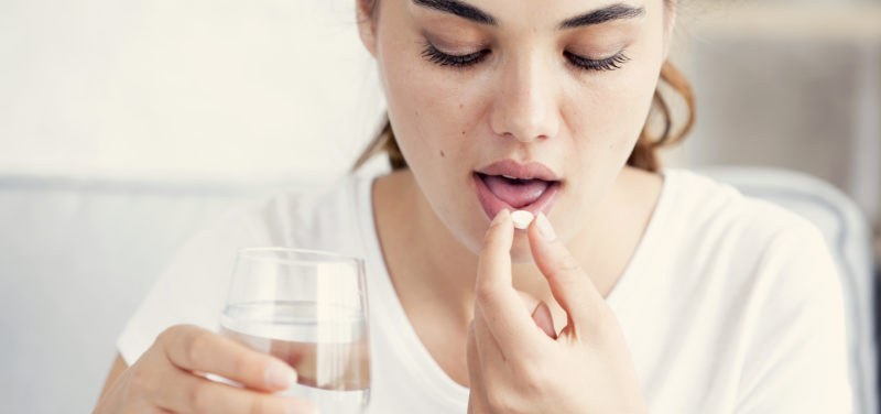 Die Zahl der Schwangerschaftsabbrüche in Deutschland ist im vergangenen Jahr leicht zurückgegangen. Erstmals entschieden sich mehr Frauen für die medikamentöse als für die operative Methode.