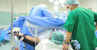 Aus der Narkose aufwachen, bevor der Eingriff zu Ende ist - für viele Menschen eine Alptraum-Vorstellung. Selten werden Narkosemittel tatsächlich zu niedrig dosiert. Drogenkonsum des Patienten kann eine Ursache sein.