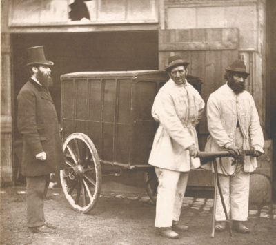 Im 19. Jahrhundert kam es weltweit immer wieder zu Cholera-Epidemien. 1892 erkrankten etwa in Hamburg über 16.000 Menschen. Mehr als 8.000 Patienten starben während der zehnwöchigen Epidemie. Dass diese Seuche durch verunreinigtes Wasser übertragen wurde, fand ein Londoner Geburtshelfer in detektivischer Kleinarbeit heraus.