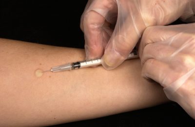 Nach Meinung von Bundesgesundheitsminister Jens Spahn sollten auch Apotheker Impfverantwortung übernehmen. Die Präsidentin der Niedersächsischen Ärztekammer sieht das anders.