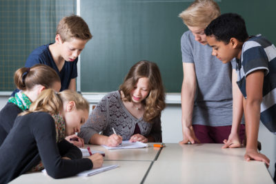 Unmittelbar nach ihrer letzten schriftlichen Prüfung kann sich eine kleine Gruppe von Abiturienten in Bayern schon einmal freuen. Allerdings nicht über ihre individuellen Noten - sondern darüber, für Mitschüler einiges erreicht zu haben.
