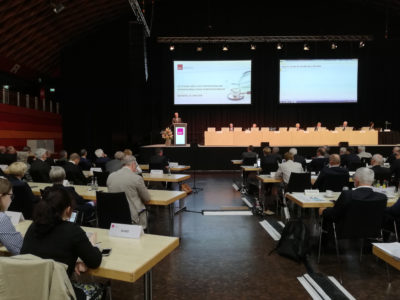 Die Ärztetags-Woche startet traditionell mit der Vertreterversammlung der Kassenärztlichen Bundesvereinigung (KBV). In diesem Jahr stand scharfe Kritik an Gesundheitsminister Jens Spahn und Ärger um die Telematikinfrastruktur auf der Agenda. Der erste Tag als News-Feed.