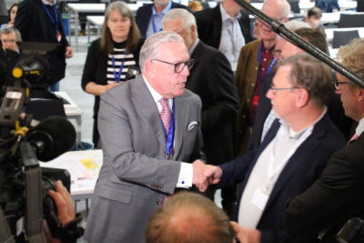 In einem spannenden Wahl-Krimi hat der Deutsche Ärztetag entschieden: Hausarzt Dr. Klaus Reinhardt ist neuer Chef der Bundesärztekammer (BÄK). Ein erster Ausblick, was Ärzte erwarten könnte. PLUS: Der neue Präsident - und die Wünsche der Hausärzte - im Video-Interview.