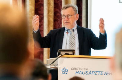 Mit dem Faire-Kassenwahl-Gesetz soll Bewegung in die Dauerbaustelle Morbi-RSA kommen. Doch auf der Frühjahrstagung des Deutschen Hausärzteverbandes hat Bundesvorsitzender Ulrich Weigeldt scharfe Kritik an dieser "Nebelbombe" geäußert. Neben der aktuellen Politik ein wichtiges Thema: die Verbandsstatuten.