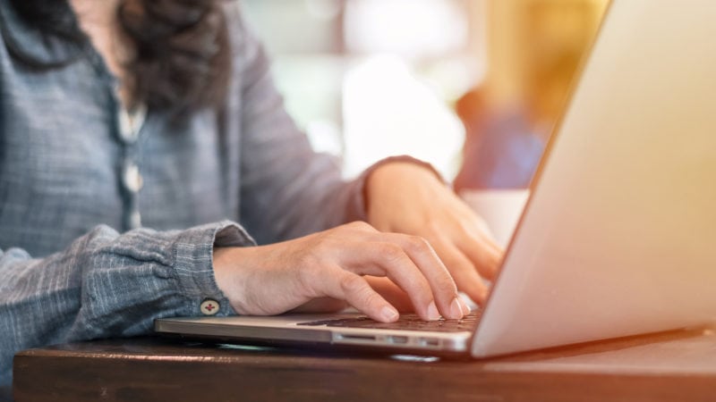 Mit einer Pille schnell schlank werden: Das erhoffen sich manche beim Kauf von Mitteln aus dem Internet. Doch manche der Inhaltsstoffe sind nicht nur verboten, sondern auch gesundheitsschädigend.