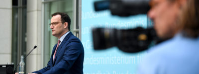Priorisierungsgruppe 3 im Mai, im Juni dann die Impfung für alle: Gesundheitsminister Jens Spahn gibt einen Einblick in seinen Zeitplan der kommenden Wochen - und schraubt abermals an der Impfverordnung, die damit wichtige Klarstellungen für impfende Hausärztinnen und Hausärzte erhält.