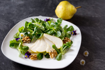 Feldsalat und Birnen sind für sich genommen schnöde Rohkost. Beides kombiniert und mit Ziegenkäse angereichert ergibt dagegen einen sommerlichen Genuss.