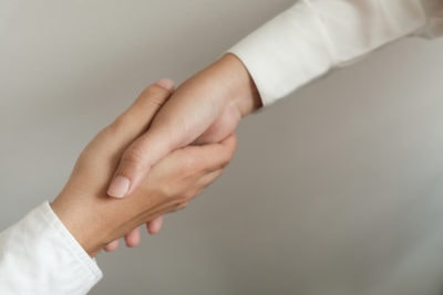 Stellen Hausärztinnen und Hausärzte Personal ein, müssen sie in den Arbeitsverträgen ab sofort mehr Informationen geben als dies bisher notwendig war. Andernfalls drohen Geldbußen. Für bestehende Verträge gibt es zunächst keine neuen Aufgaben – mit einer Ausnahme.