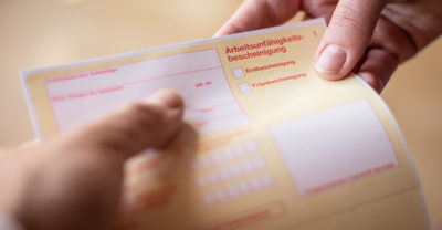 Von Anfang 2021 sollen für gesetzlich Versicherte die „gelben Scheine“ bei einer Krankmeldung abgeschafft werden. Es geht um Millionen von Zetteln. Das Kabinett will nun eine digitale Lösung auf den Weg bringen.