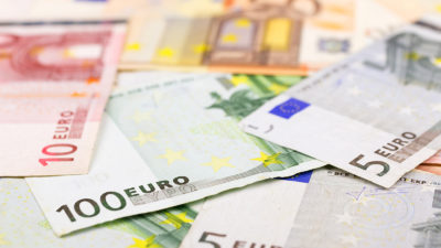 Eine hessische Ärztin soll Betrug in großem Maßstab begangen und mit hoher krimineller Energie die Kassenärztliche Vereinigung um mehrere hunderttausend Euro betrogen haben. Sie ist geständig.