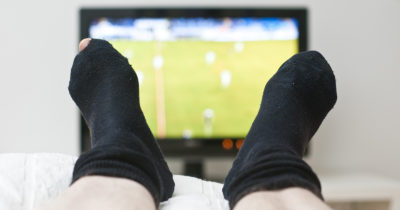 In ihrer Freizeit konsumieren die meisten Deutschen vor allem Medien, belegt eine aktuelle Studie zum Freizeitverhalten. Sport, Kirche und leibliche Freuden nehmen ab.