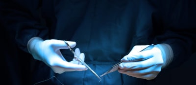 Gegen einen Saarländischen Arzt wird ermittelt, weil er ohne medizinische Notwendigkeit einen Patienten operiert haben soll.